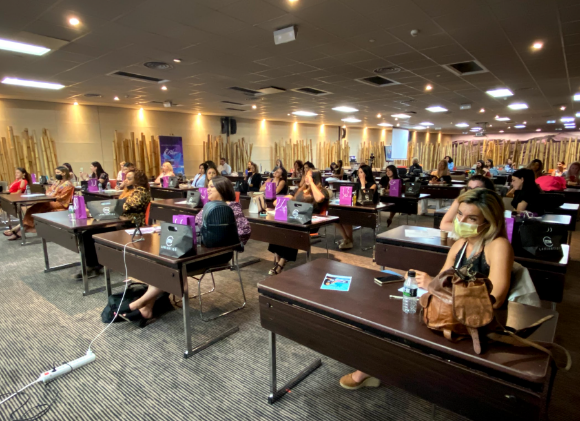 Evento Speaker Beatriz Profesional Blink Professional Emprendimiento Estética Cejas y Pestañas España Barcelona