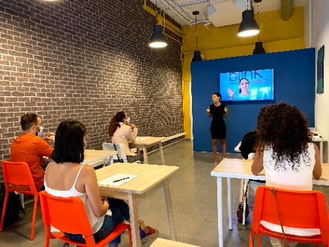 Blink Academy. Cursos de formación profesionales de especialidades en Cejas, Pestañas, Micropigmentación, Microblading y Tratamientos Faciales. Escuela y Academia presencial supervisada por Masters internacionales de alto nivel.